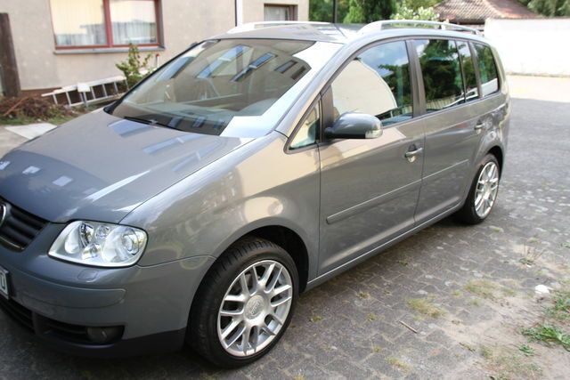 Grau metallic Gebraucht 2004 VW Touran Highline Van / Kleinbus | 5.600 € - Bild 1/4