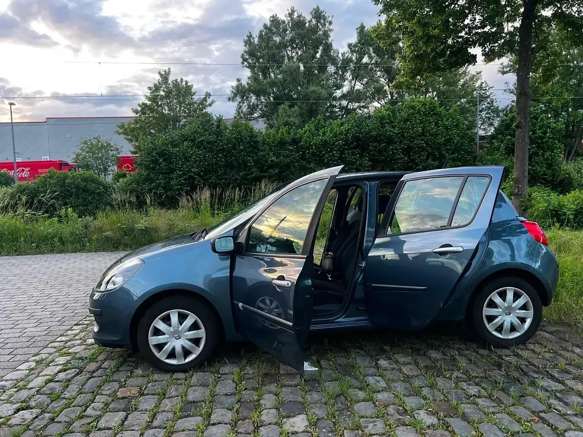 Gebraucht Renault Clio II 88 PS (64 kW) 2006 Blau Limousine