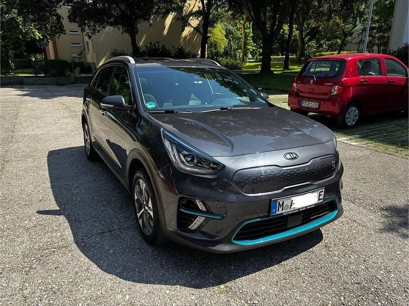 Grau Gebraucht 2020 Kia e-Niro Spirit SUV | 20.900 € (Fairer Preis) - Bild 1/4