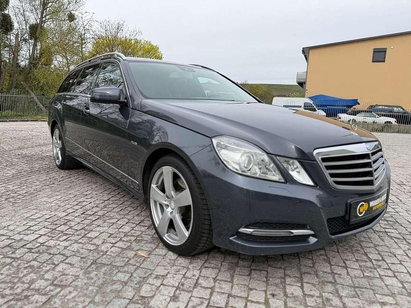 Gebraucht Mercedes E250 204 PS (150 kW) 2011 Tenoritgrau Kombi