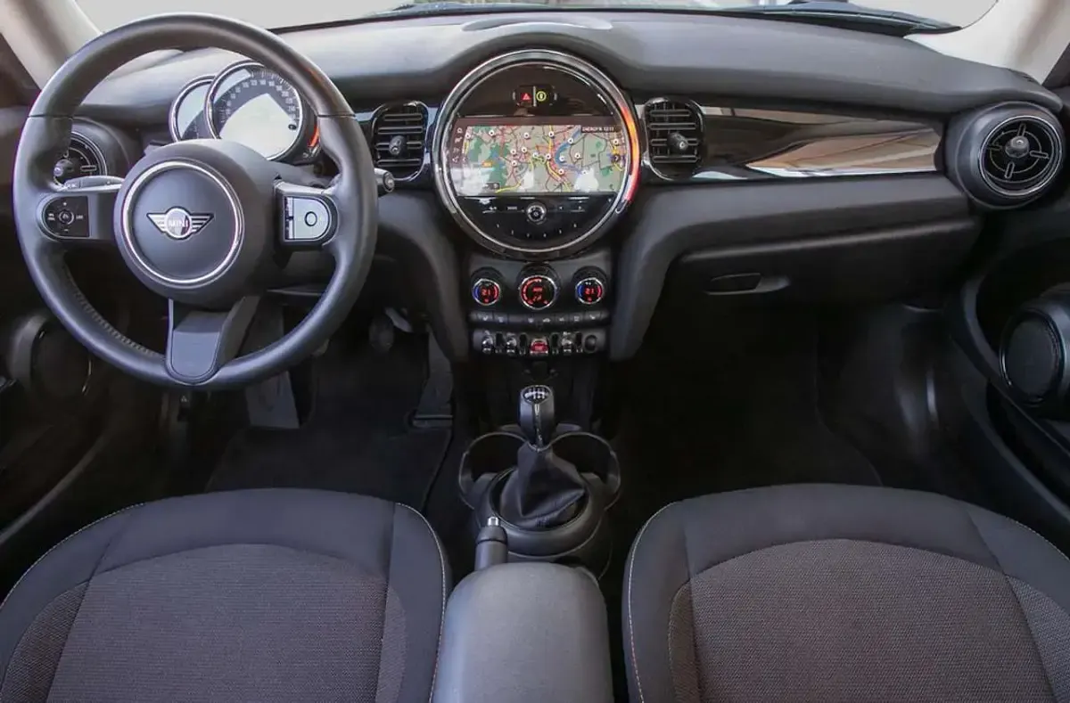 Gebraucht Mini Cooper Essential 136 PS (100 kW) 2023 Melting silver iii metallic Kleinwagen