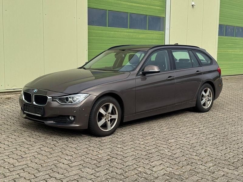 Braun Gebraucht 2013 BMW 318 Comfort Edition Kombi | 4.650 € (Guter Preis) - Bild 1/4