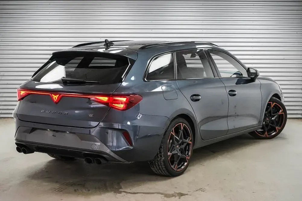 Gebraucht Cupra Leon VZ 333 PS (244 kW) 2025 Grau Limousine