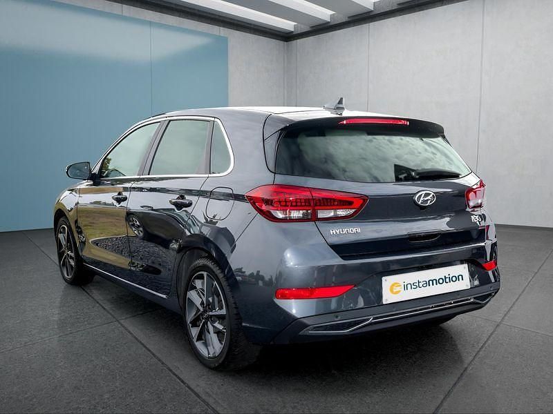 Grau Gebraucht 2021 Hyundai i30 Limousine | 15.899 € (Fairer Preis) - Bild 1/4