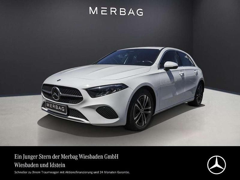 Polarweiß Gebraucht 2024 Mercedes A180 Advanced Limousine | 28.870 € (Fairer Preis) - Bild 1/4