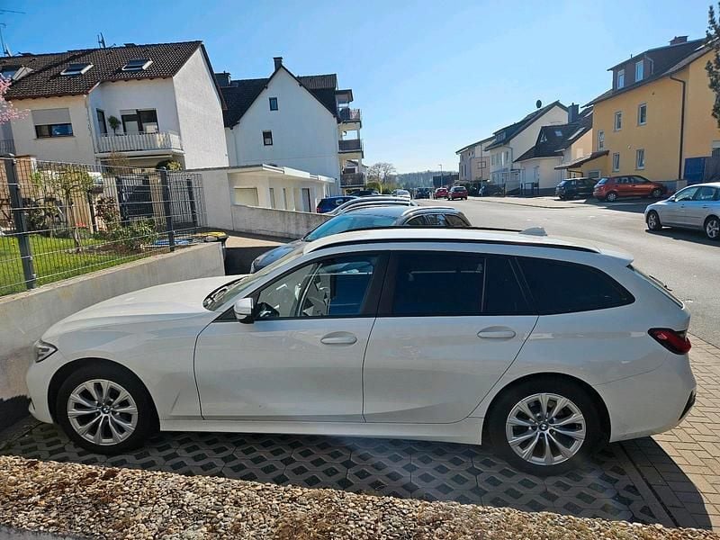 Weiß Gebraucht 2020 BMW 318 Kombi | 17.300 € (Guter Preis) - Bild 1/4