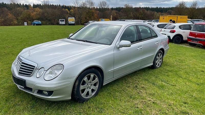 Silber Gebraucht 2008 Mercedes E200 Classic Limousine | 4.800 € (Guter Preis) - Bild 1/4
