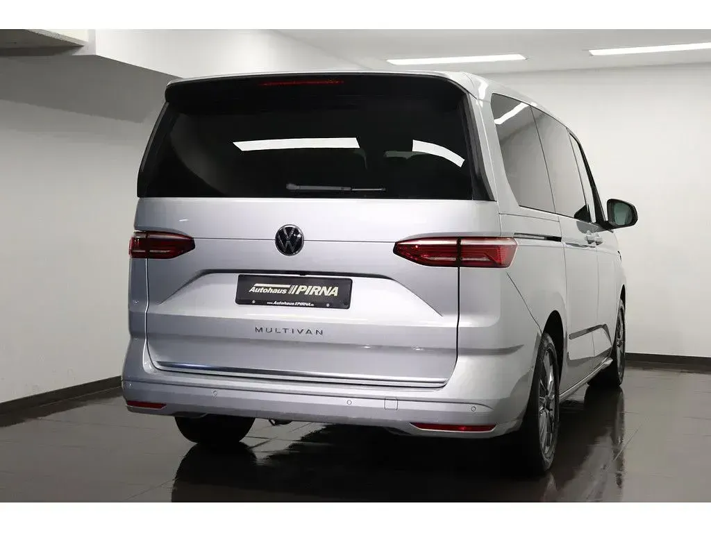 Używany VW T7 Style 150 KM (110 kW) 2025 Srebrny Van