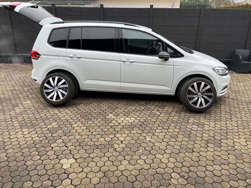 Weiß Gebraucht 2016 VW Touran Comfortline Van / Kleinbus | 14.500 € (Etwas zu teuer) - Bild 1/4