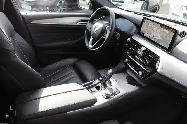 Gebraucht BMW 520 Sport Line 190 PS (139 kW) 2023 Black sapphire metallic Kombi