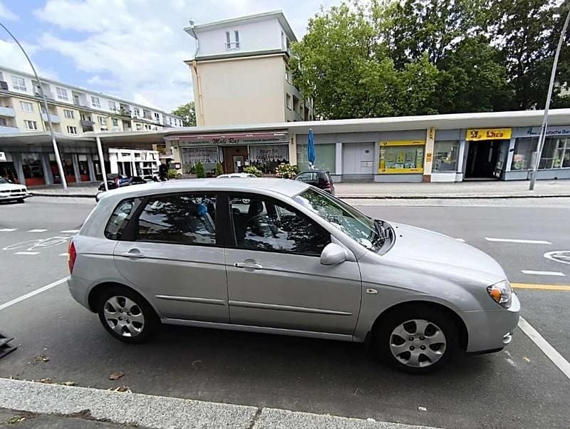 Silber Gebraucht 2005 Kia Cerato LX Limousine | 2.050 € (Etwas zu teuer) - Bild 1/4