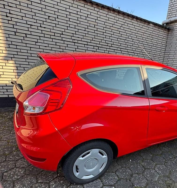 Gebraucht Ford Fiesta Trend 65 PS (47 kW) 2013 Rot Kleinwagen