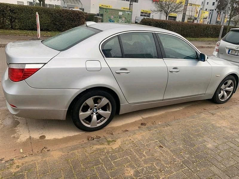 Gebraucht BMW 523 177 PS (130 kW) 2006 Silber Limousine