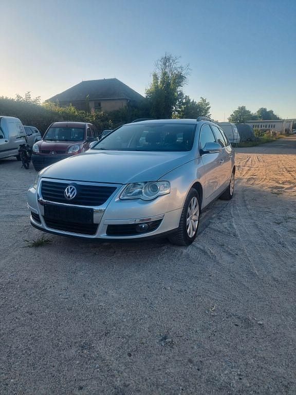 Silber Gebraucht 2005 VW Passat Kombi | 1.499 € (Superpreis) - Bild 1/4