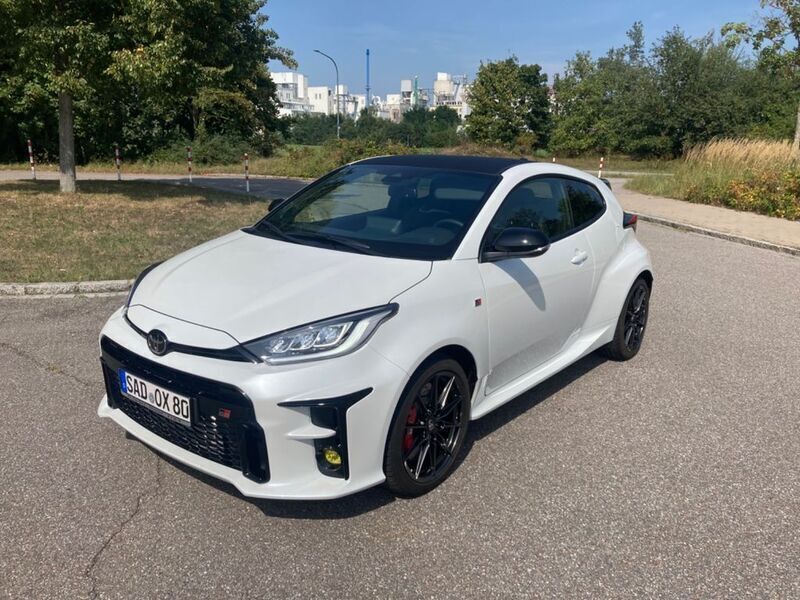 Weiß Gebraucht 2023 Toyota Yaris Limousine | 36.500 € (Fairer Preis) - Bild 1/4