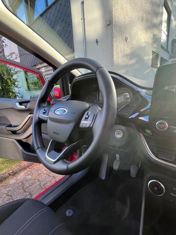 Gebraucht Ford Fiesta Cool & Connect 101 PS (74 kW) 2018 Rot Kleinwagen