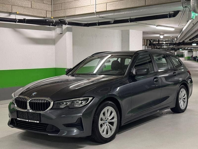 Grau Gebraucht 2021 BMW 320 Sport Line Limousine | 16.900 € (Superpreis) - Bild 1/4