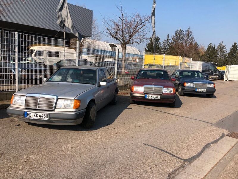 Silber metallic Gebraucht 1991 Mercedes E300 Limousine | 3.988 € - Bild 1/4