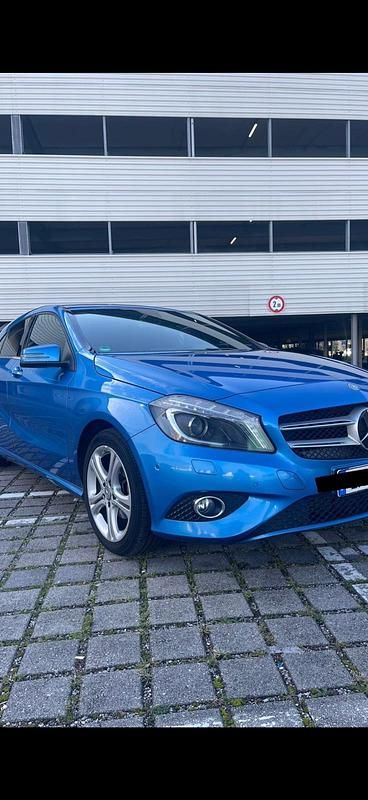 Blau Gebraucht 2015 Mercedes A180 Kleinwagen | 8.600 € (Fairer Preis) - Bild 1/4