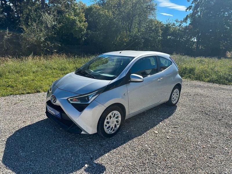 Silber Gebraucht 2020 Toyota Aygo X-play Kleinwagen | 7.990 € (Fairer Preis) - Bild 1/4