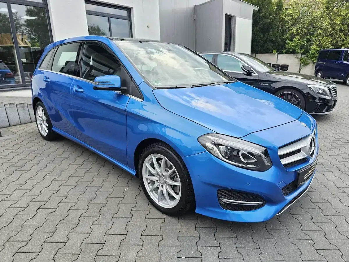 Gebraucht Mercedes B250 Urban 211 PS (155 kW) 2015 Blau Kleinwagen