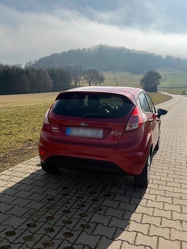 Gebraucht Ford Fiesta Trend 101 PS (74 kW) 2016 Rot Kleinwagen