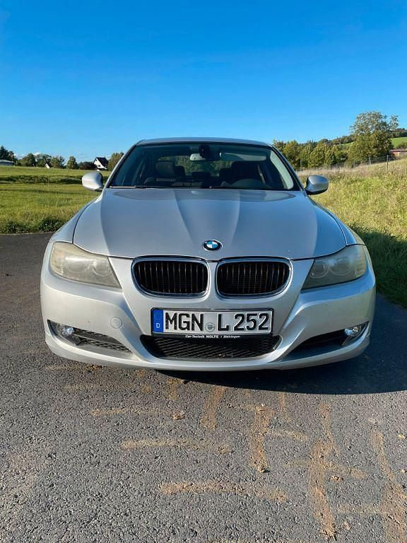 Silber Gebraucht 2011 BMW 318 Sport Line Limousine | 4.499 € (Superpreis) - Bild 1/4