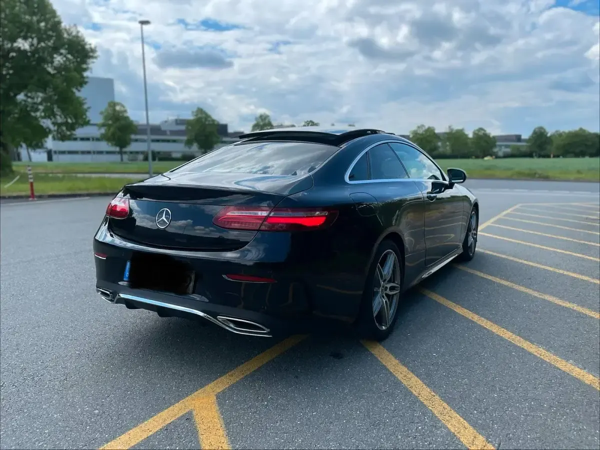 Gebraucht Mercedes E220 AMG 194 PS (142 kW) 2018 Schwarz Coupé