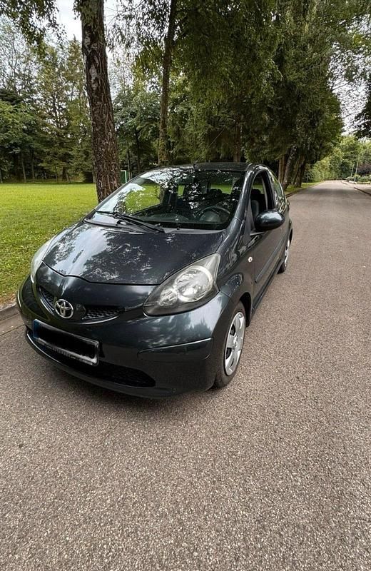 Grau Gebraucht 2007 Toyota Aygo Kleinwagen | 2.350 € (Fairer Preis) - Bild 1/4
