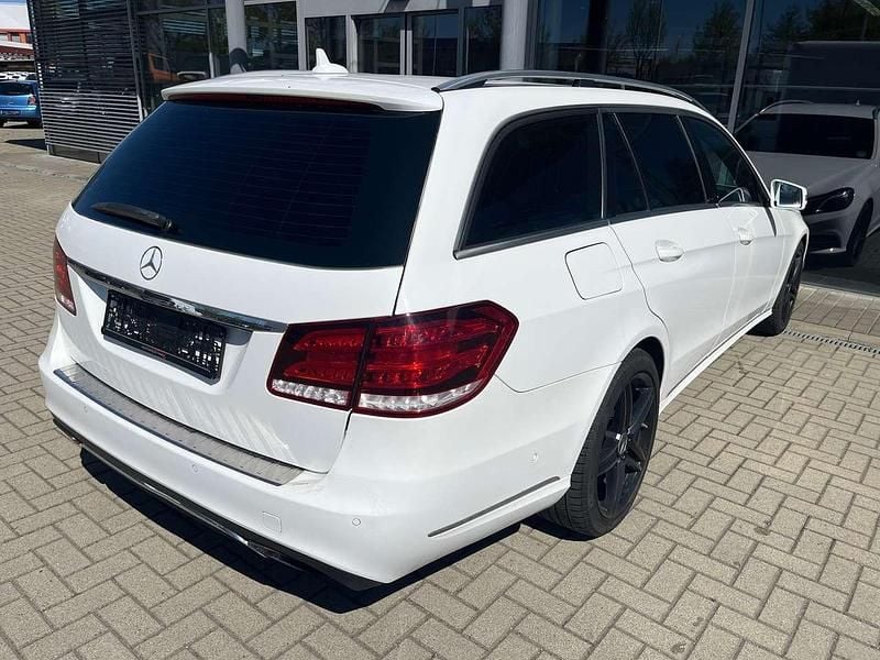 Gebraucht Mercedes E200 136 PS (100 kW) 2016 Polarweiss  unilack Kombi