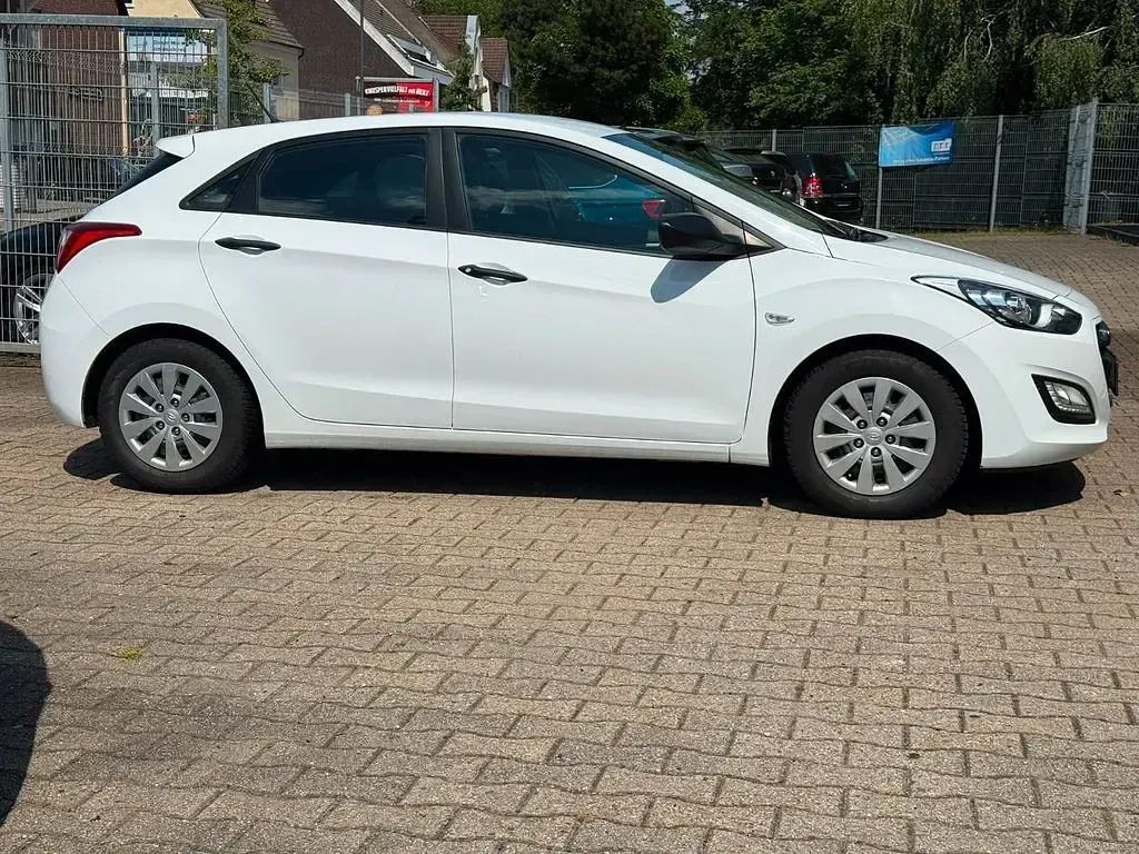 Gebraucht Hyundai i30 101 PS (74 kW) 2016 Weiß Limousine