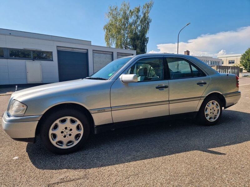 Silber Gebraucht 1995 Mercedes C180 Classic Limousine | 2.799 € - Bild 1/4