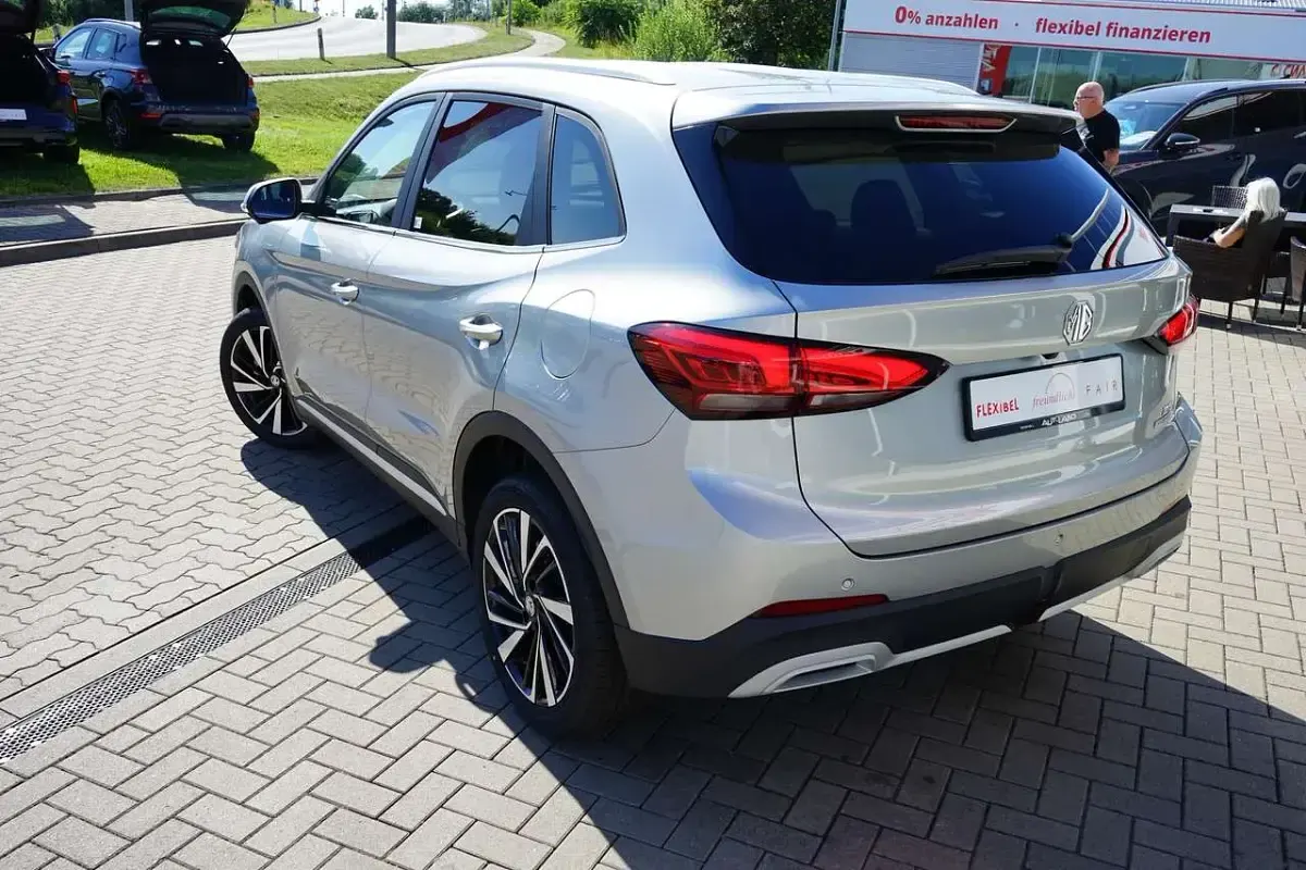 Neu MG ZS Luxury 197 PS (144 kW) 2026 Cosmicsilbermet. SUV