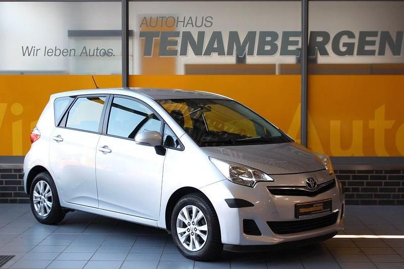 Silber Gebraucht 2011 Toyota Verso-S Life Van / Kleinbus | 5.900 € (Etwas zu teuer) - Bild 1/4