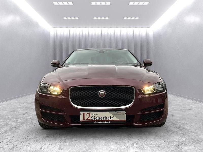 Gebraucht Jaguar XE Prestige 179 PS (131 kW) 2017 Rot Limousine