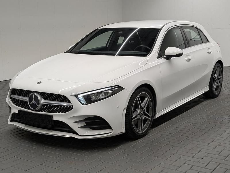 Weiß (polarweiss) Gebraucht 2019 Mercedes A200 AMG line Limousine | 22.980 € (Fairer Preis) - Bild 1/4