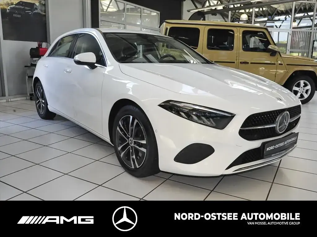 Gebraucht Mercedes A200 150 PS (110 kW) 2023 Unilack polarweiß Limousine