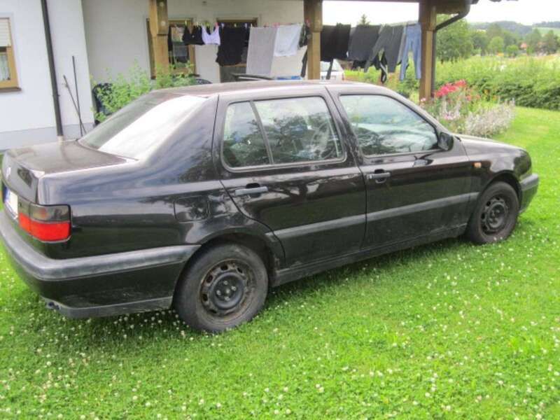 Schwarz Gebraucht 1997 VW Vento Limousine | 700 € (Fairer Preis) - Bild 1/4