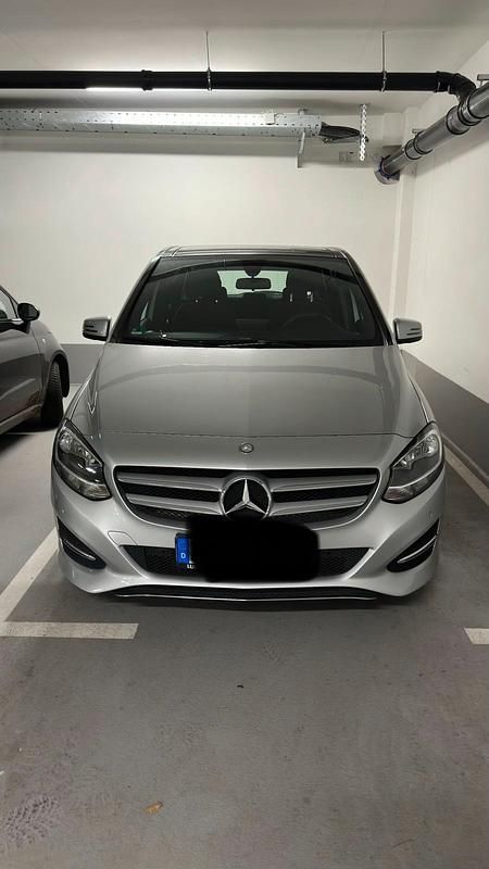 Silber Gebraucht 2016 Mercedes B180 Van / Kleinbus | 11.500 € (Guter Preis) - Bild 1/4