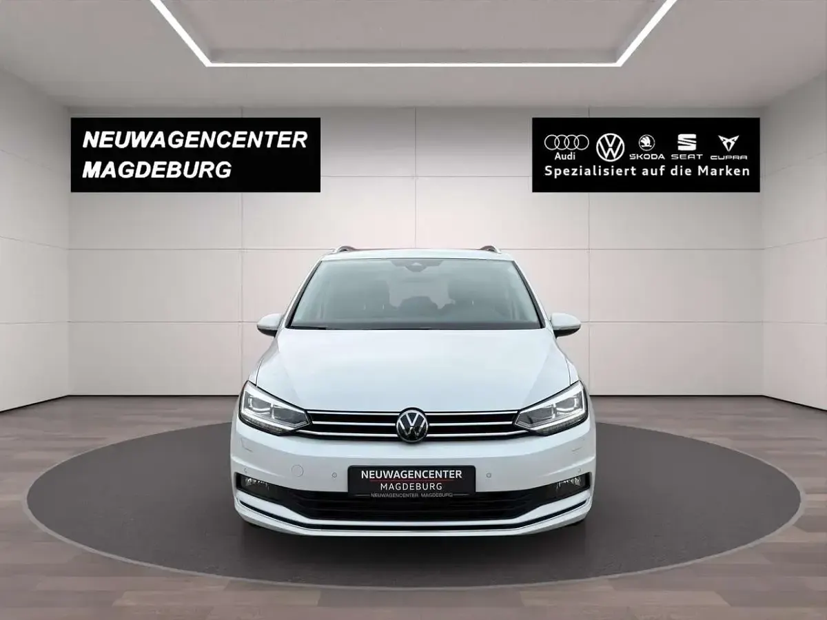 Neu VW Touran Highline 150 PS (110 kW) 2025 Oryxweiß perlmutteffekt Van / Kleinbus
