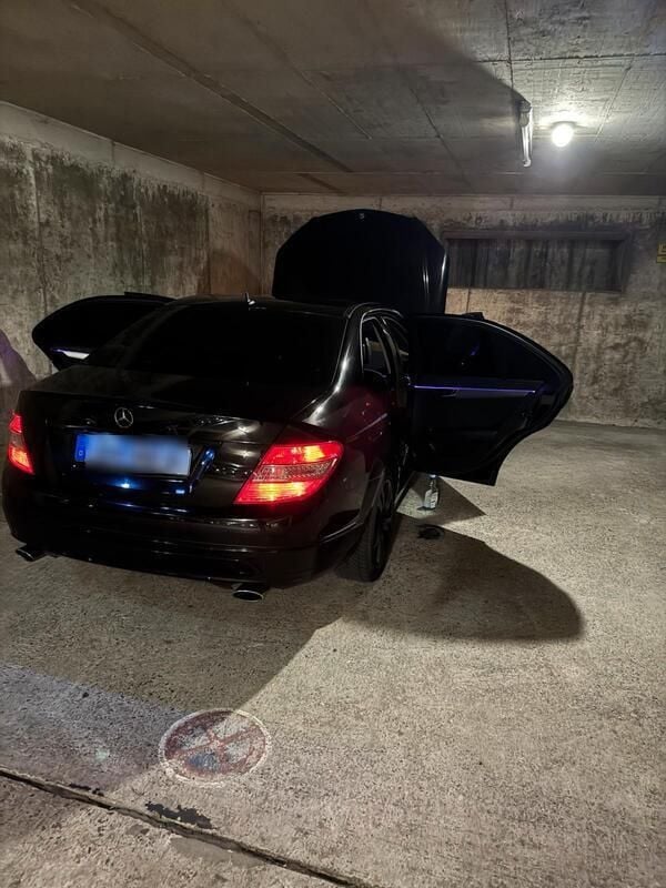 Schwarz Gebraucht 2009 Mercedes C350 Avantgarde Limousine | 5.500 € (Superpreis) - Bild 1/4