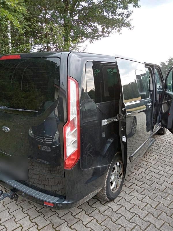 Gebraucht Ford Tourneo 125 PS (91 kW) 2015 Schwarz Van / Kleinbus