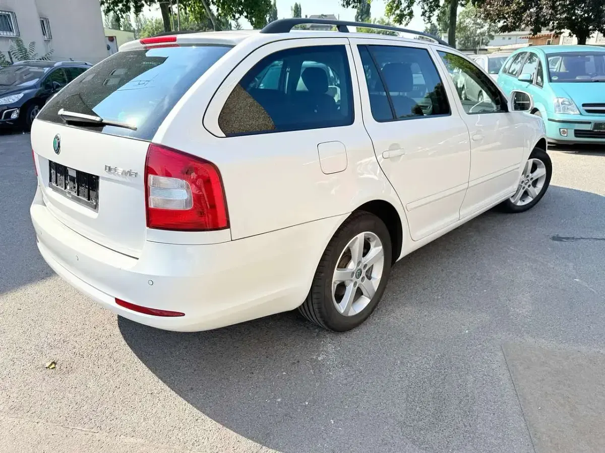 Gebraucht Skoda Octavia Elegance 160 PS (117 kW) 2013 Candyweiss Kombi