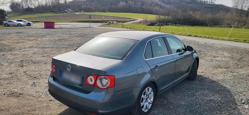 Second-hand VW Jetta 130 CP (95 kW) 2006 Verde Berlinǎ