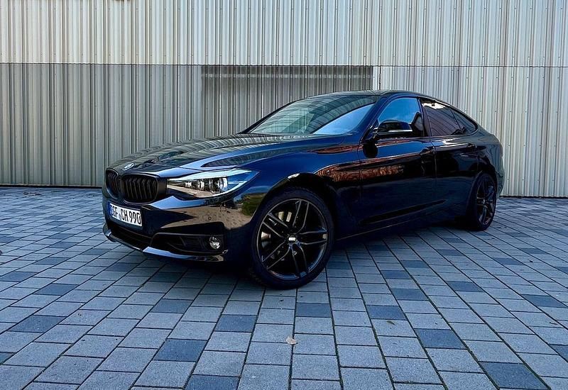 Schwarz Gebraucht 2017 BMW 330 Performance Limousine | 24.500 € (Fairer Preis) - Bild 1/4