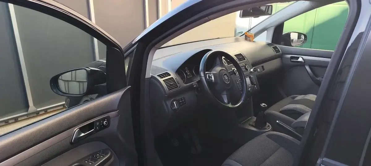 Gebraucht VW Touran 105 PS (77 kW) 2011 Schwarz Van / Kleinbus