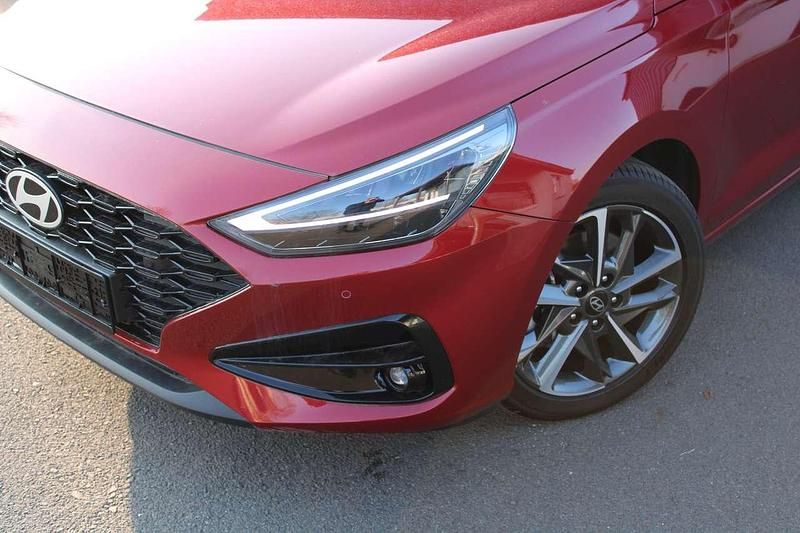 Gebraucht Hyundai i30 Advantage 101 PS (74 kW) 2024 Ultimate red / met Kleinwagen