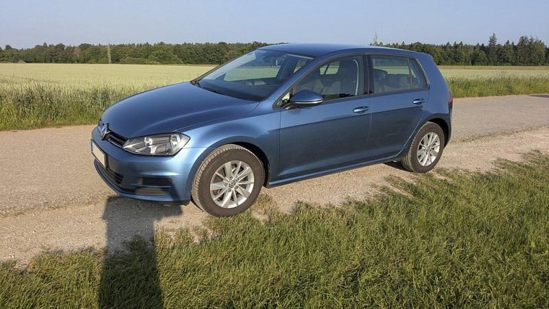 Blau Gebraucht 2015 VW Golf VII Comfortline Kleinwagen | 6.950 € (Guter Preis) - Bild 1/4