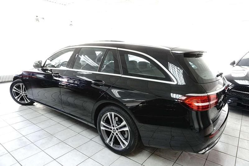 Gebraucht Mercedes E400 Avantgarde 330 PS (242 kW) 2023 Obsidian black Kombi
