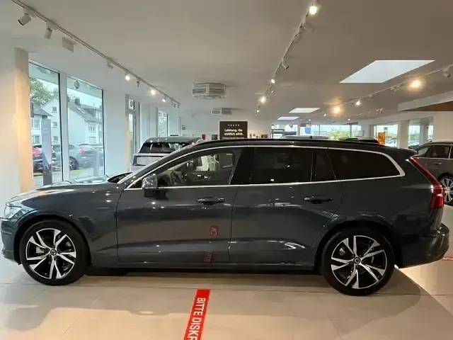 Gebraucht Volvo V60 Core 197 PS (144 kW) 2024 Blau Kombi